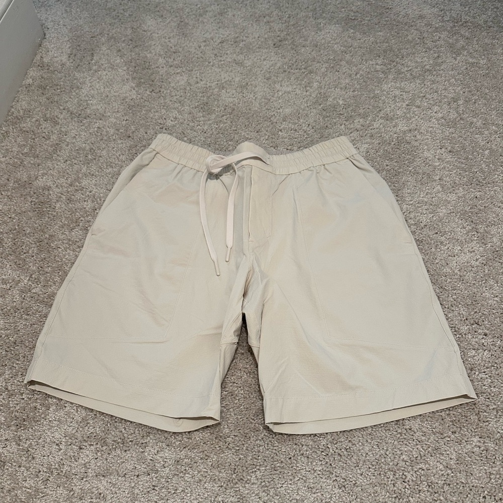Lululemon men’s white athletic shorts size medium